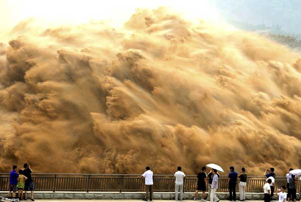 Ngoạn mục cảnh tượng xả bùn trên sông Hoàng Hà